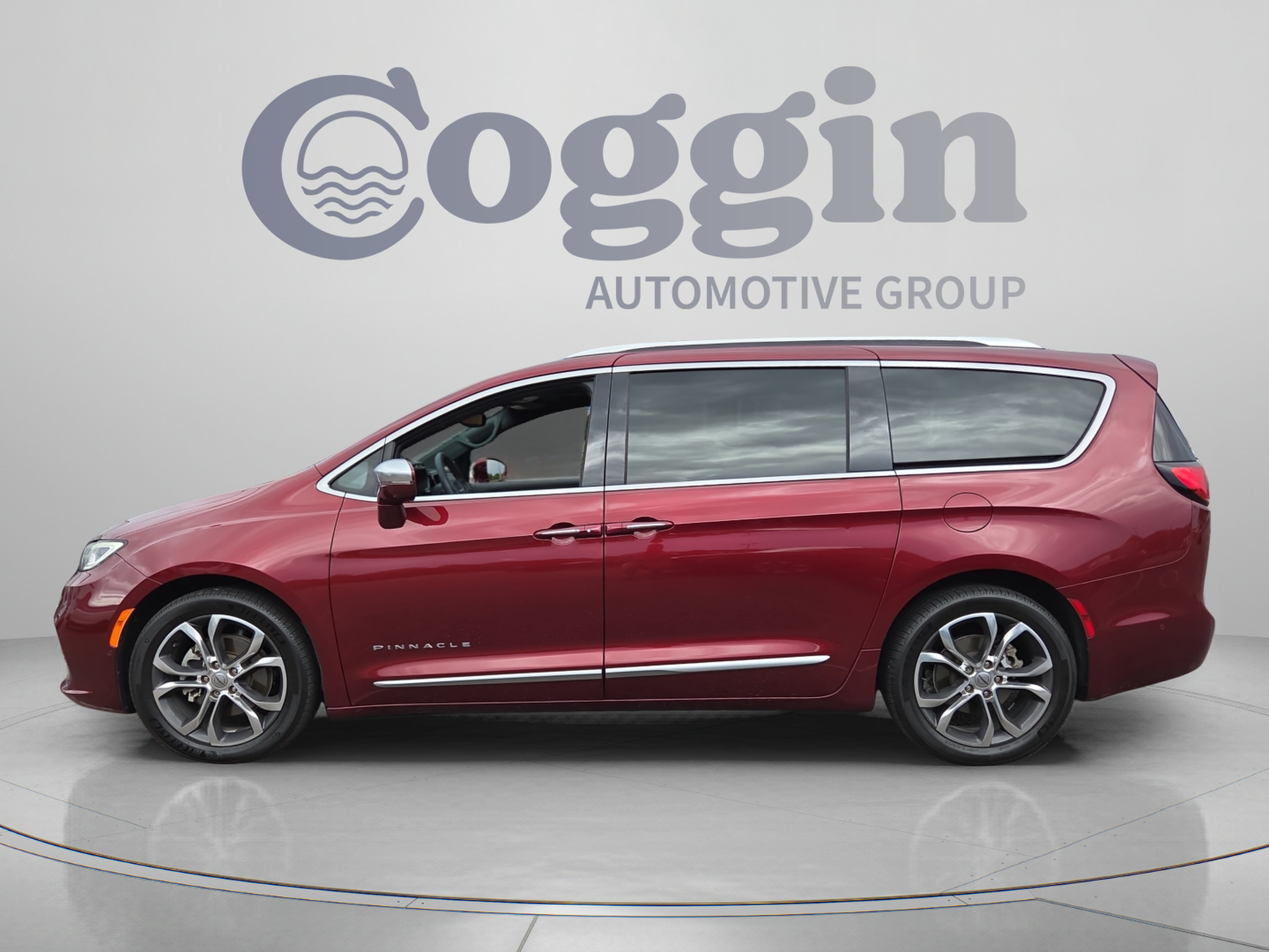 Used 2022 Chrysler Pacifica Pinnacle FWD image 2