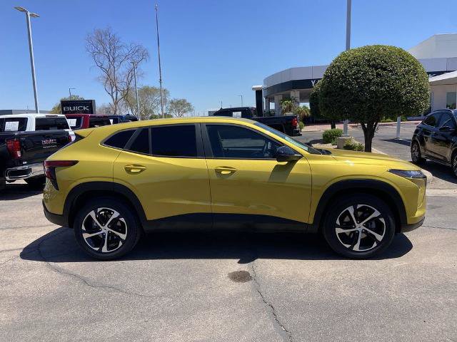 Used 2024 Chevrolet Trax RS w/ Sunroof Package FWD image 2