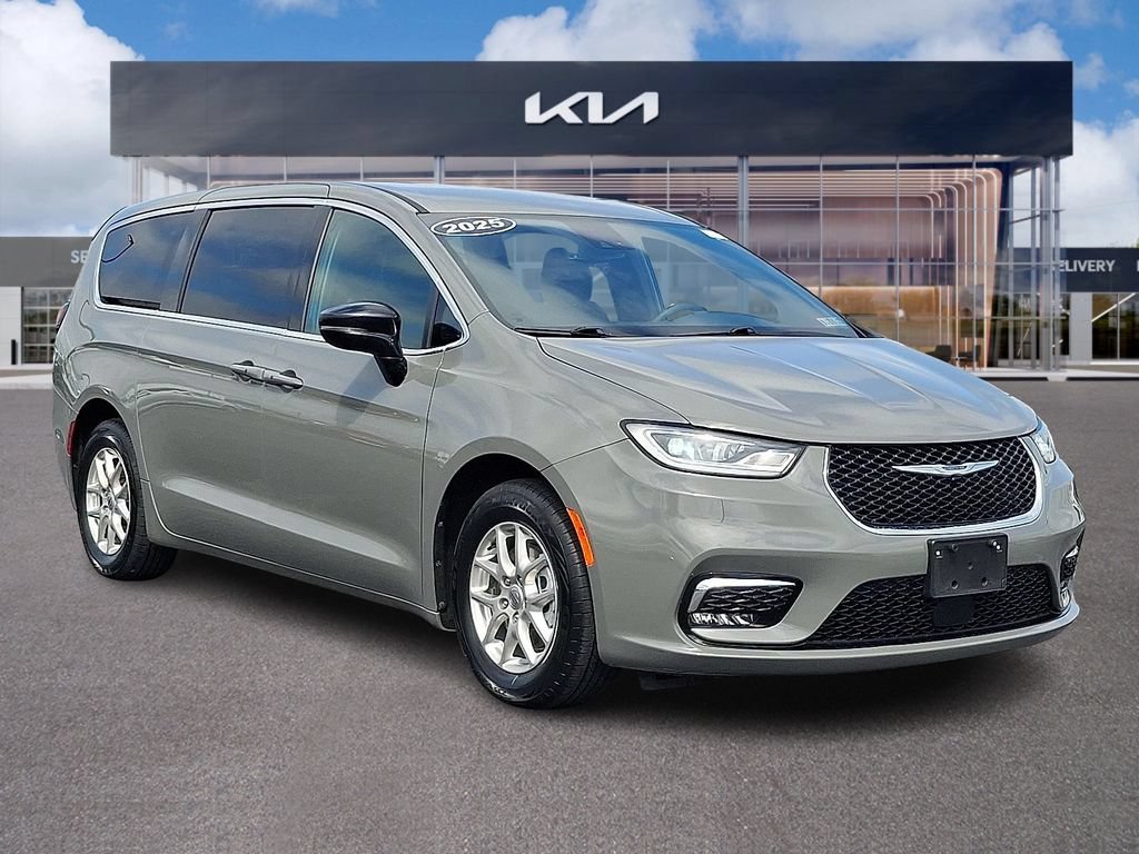 Used 2025 Chrysler Pacifica Select FWD image 1