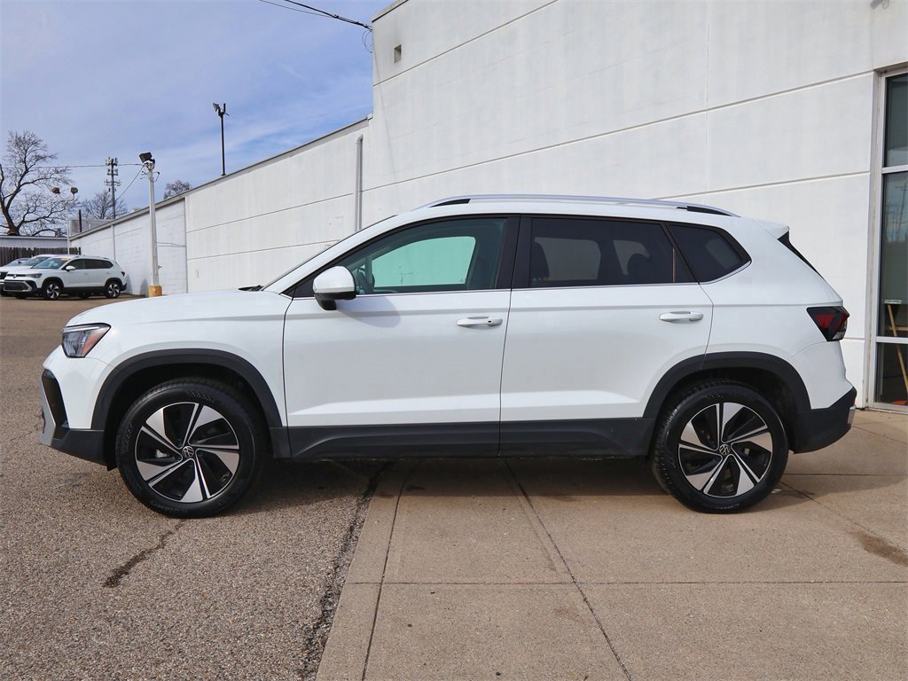 Certified 2025 Volkswagen Taos SE w/ Panoramic Sunroof Package image 2