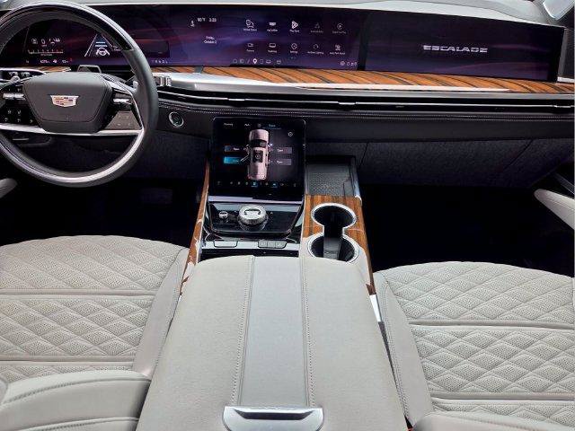 Certified 2026 Cadillac Escalade ESV Platinum Sport w/ LPO, ONYX Package AWD/4WD image 19