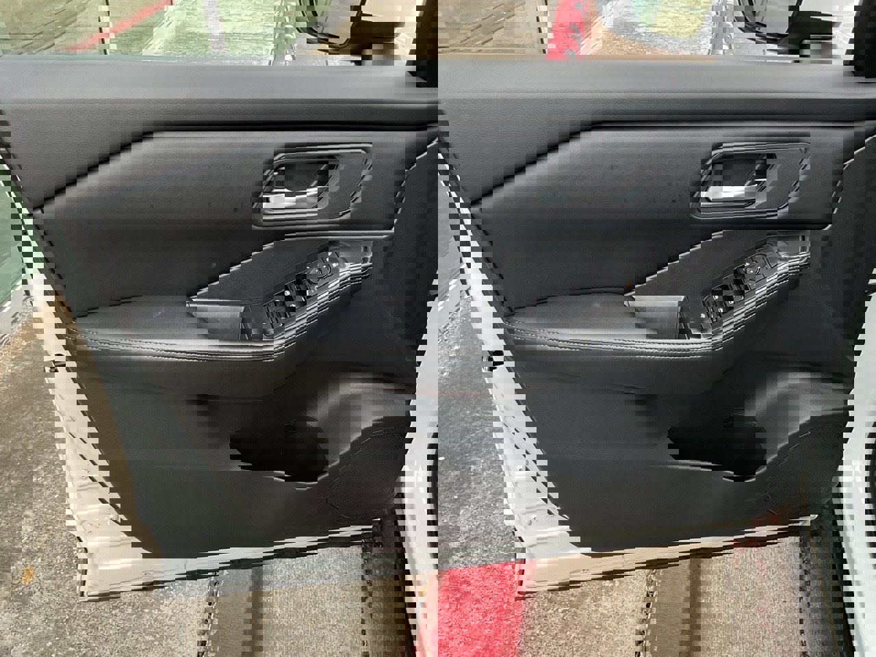 Used 2025 Nissan Rogue SV image 13