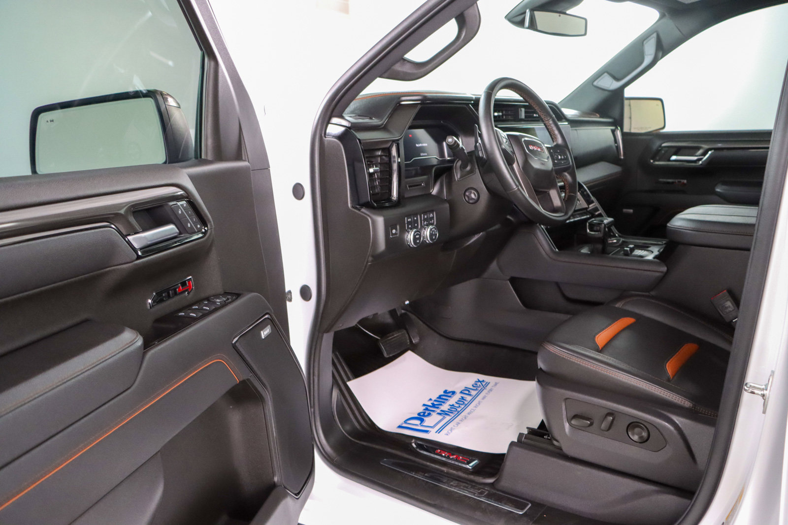 Used 2025 GMC Sierra 1500 AT4 w/ AT4 Preferred Package AWD/4WD image 3