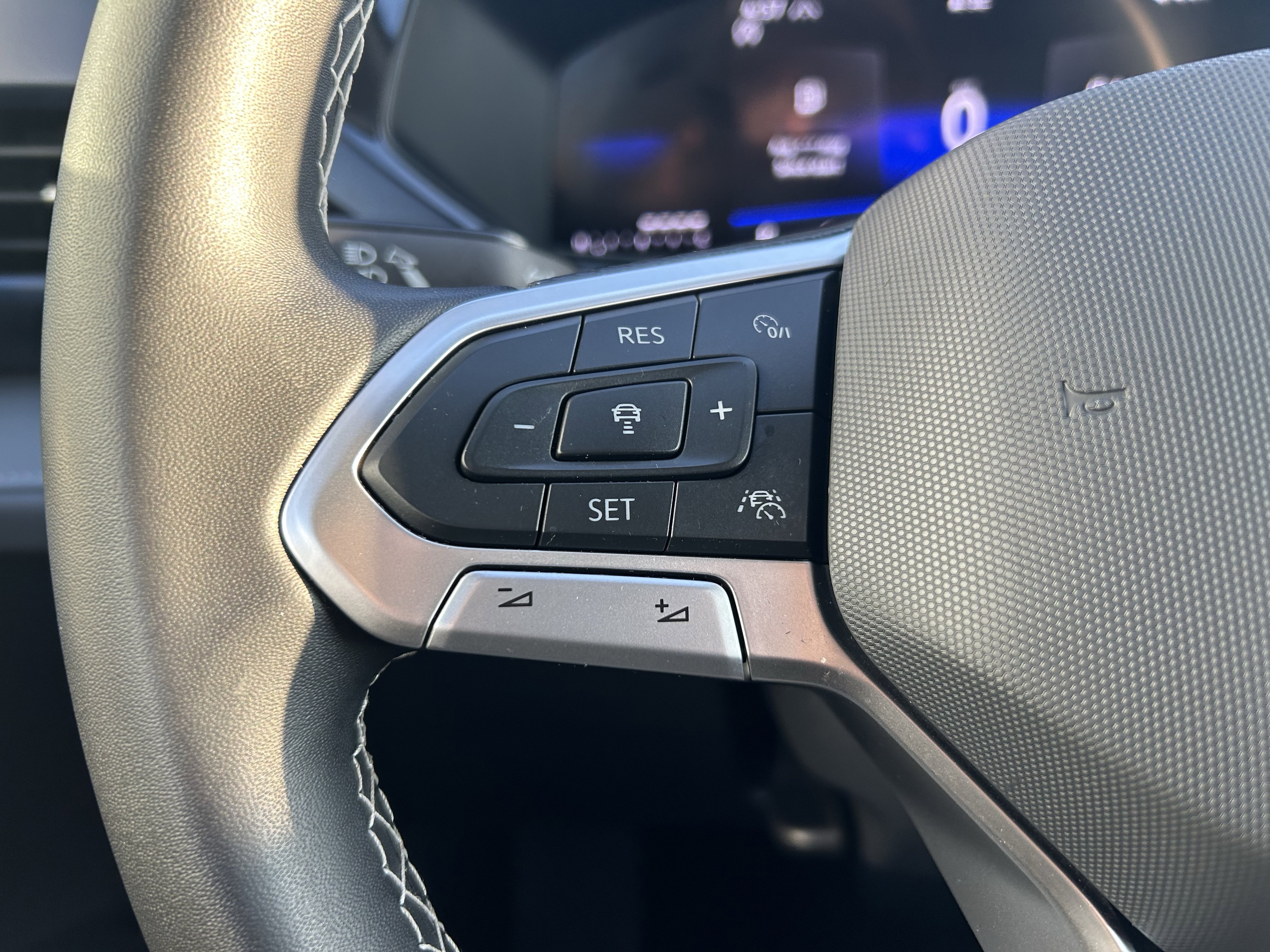 Certified 2024 Volkswagen Taos SE w/ Black Wheel Plus Package image 18