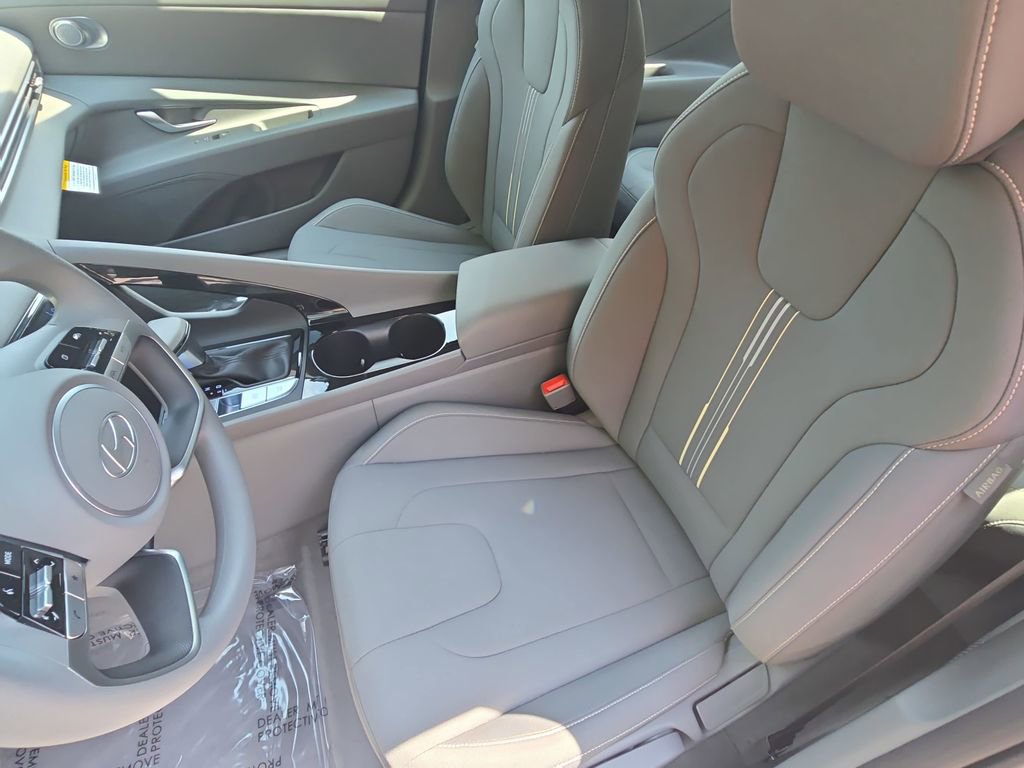 Used 2025 Hyundai Elantra Blue image 14