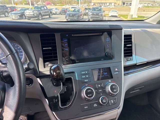 Used 2017 Toyota Sienna XLE Premium image 22