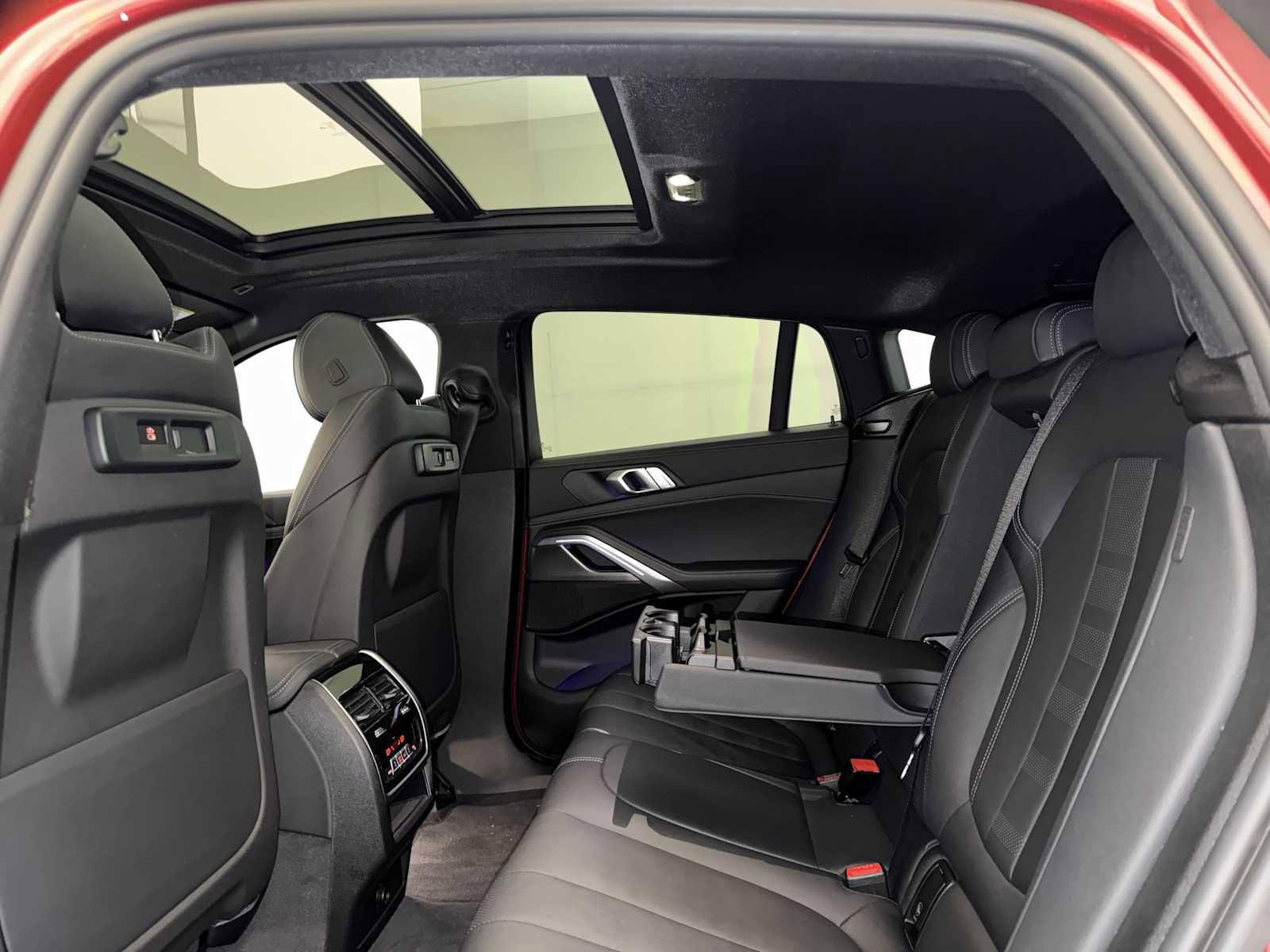 Used 2022 BMW X6 xDrive40i w/ M Sport Package image 21