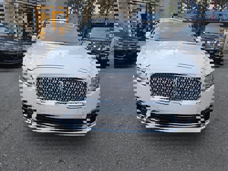Used 2019 Lincoln Continental Select image 2