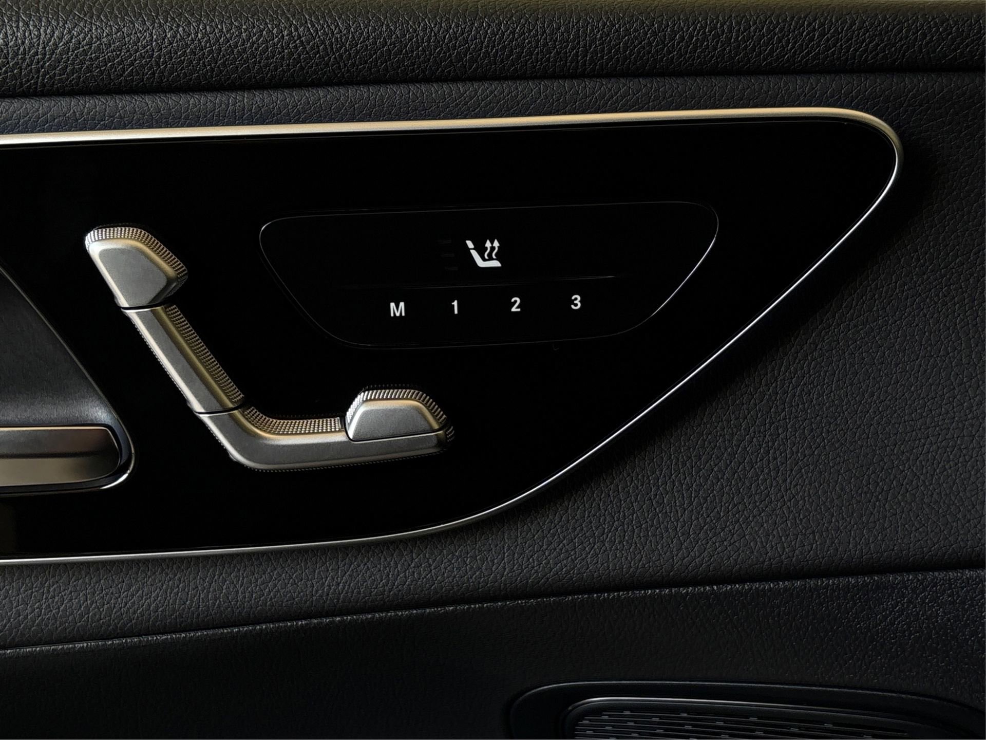 Used 2025 Mercedes-Benz GLC 300 4MATIC image 30