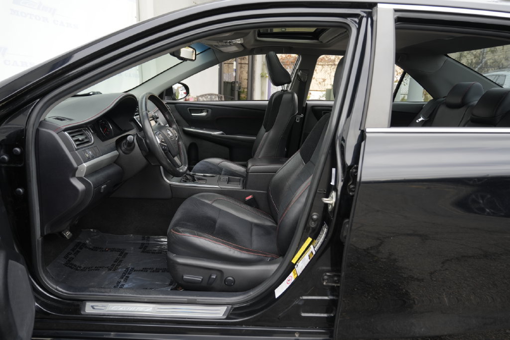 Used 2015 Toyota Camry XSE FWD image 17