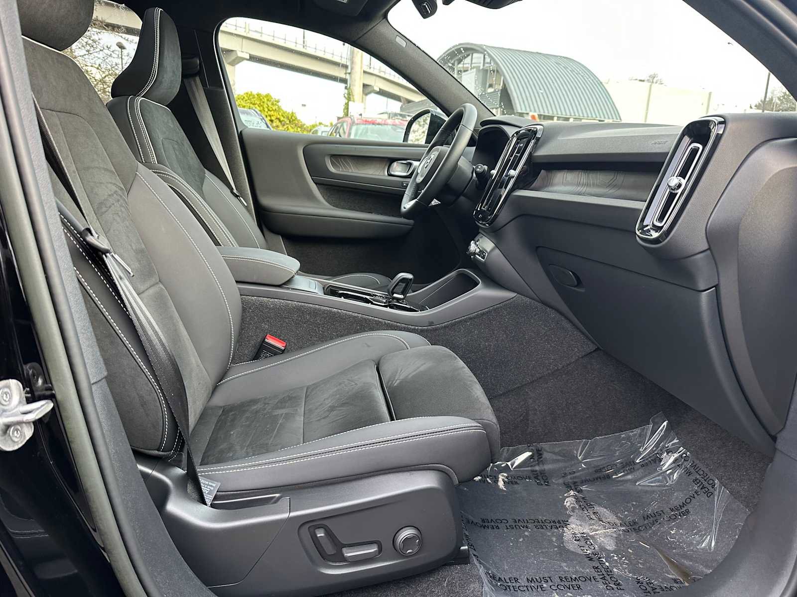 Used 2023 Volvo XC40 Recharge Plus image 10