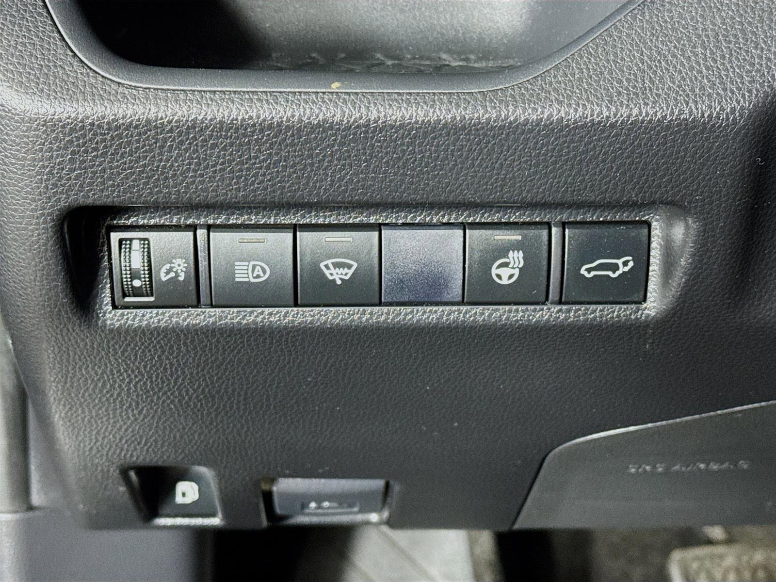 Used 2021 Toyota RAV4 SE w/ Weather & Moonroof Package AWD/4WD image 11