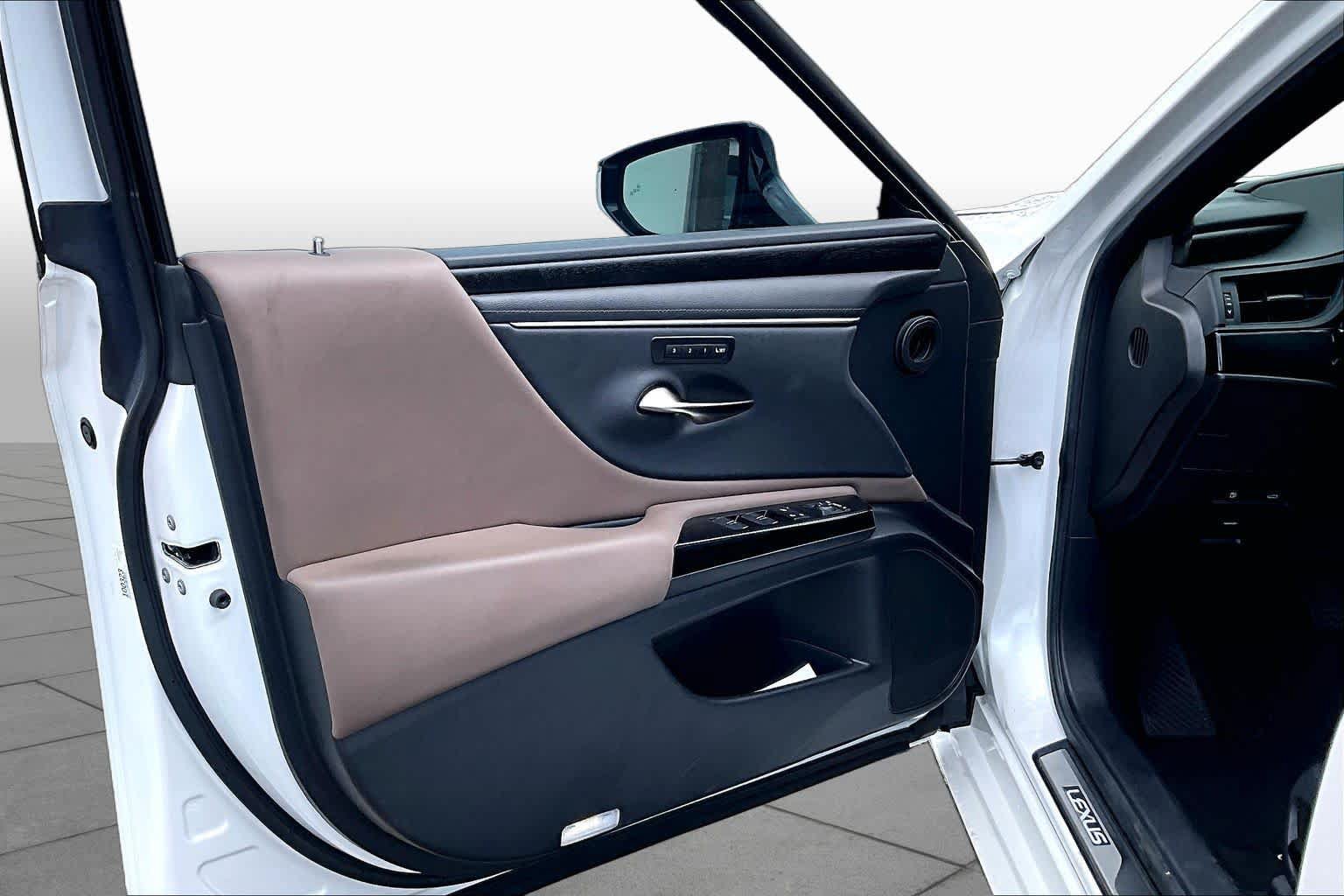 Used 2025 Lexus ES 300h w/ Premium Package FWD image 22