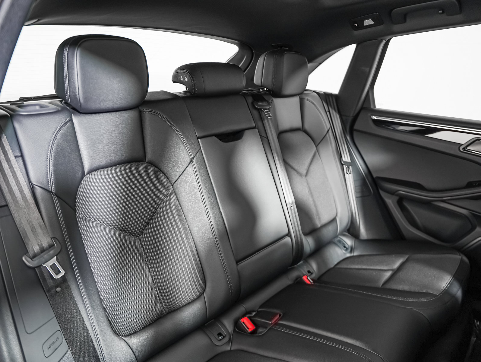 Certified 2023 Porsche Macan AWD/4WD image 6