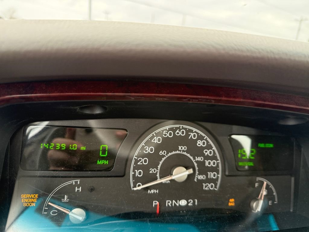 Used 2005 Lincoln Town Car Signature image 15