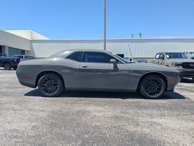 Used 2018 Dodge Challenger SXT RWD image 4