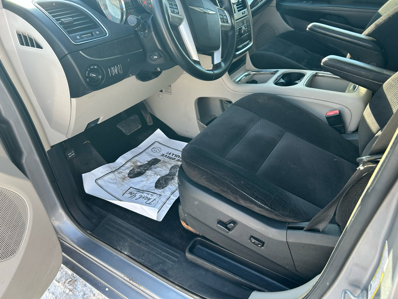 Used 2014 Chrysler Town & Country Touring image 10