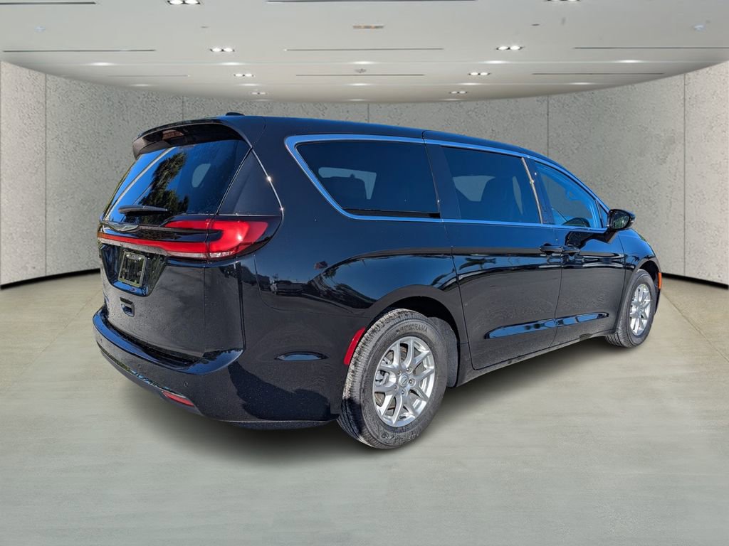 New 2026 Chrysler Pacifica Select image 4