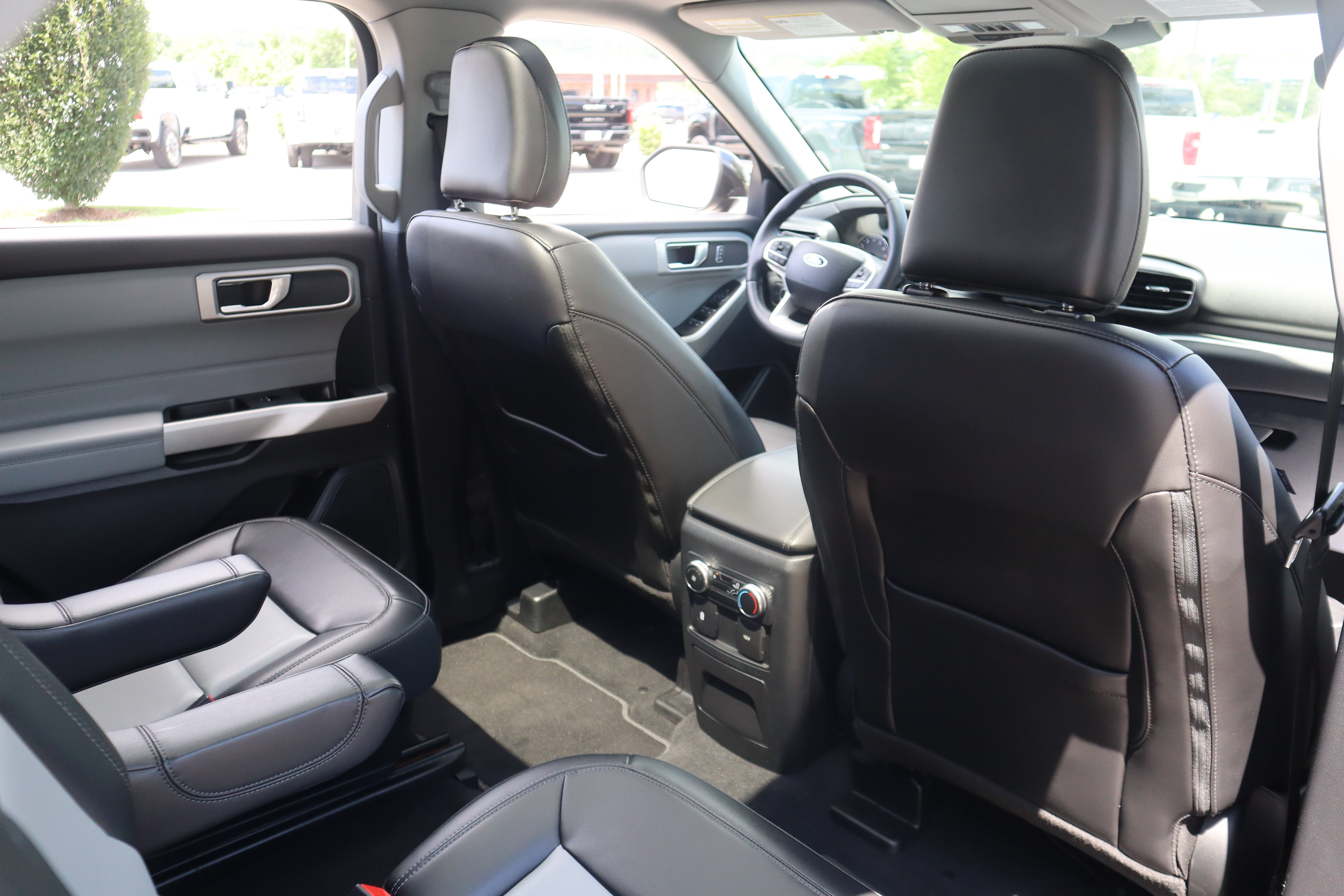 Used 2022 Ford Explorer XLT w/ Equipment Group 202A AWD/4WD image 31