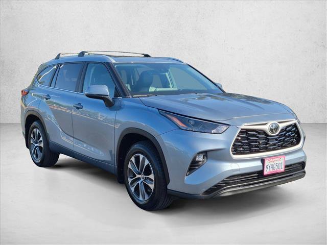 Used 2023 Toyota Highlander XLE FWD image 3