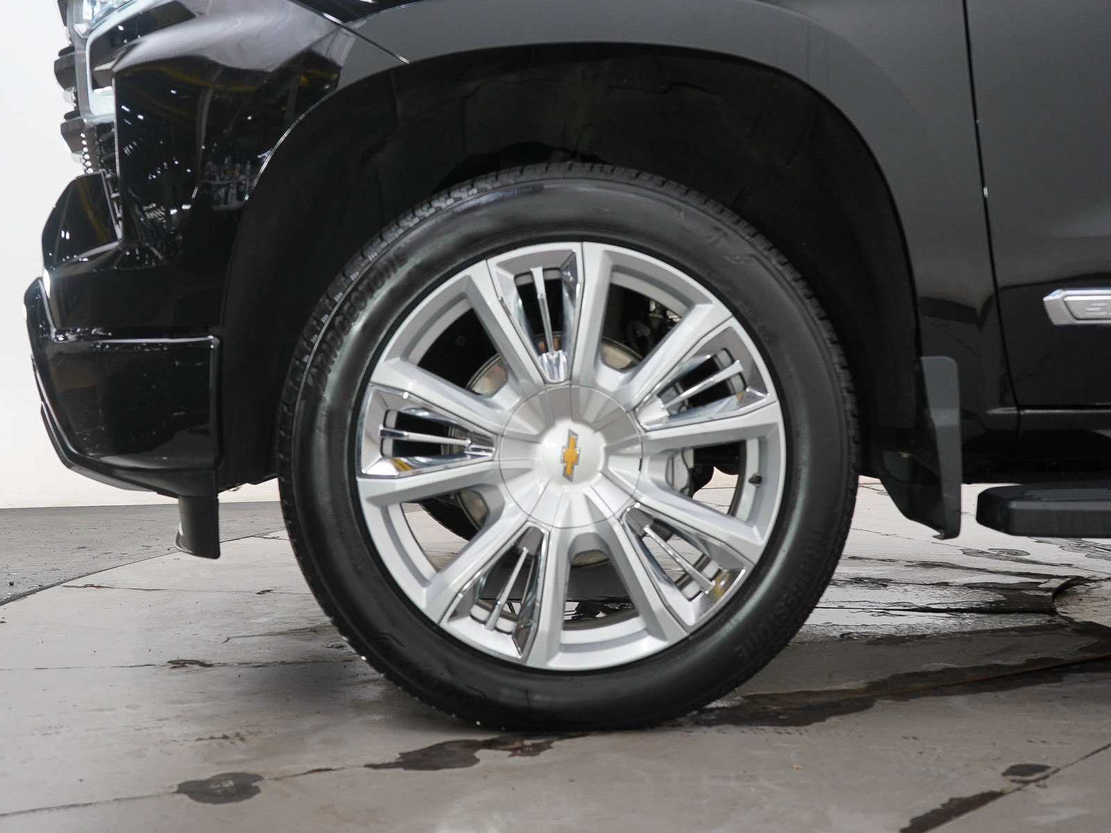 Used 2024 Chevrolet Silverado 1500 High Country w/ High Country Premium Package AWD/4WD image 25