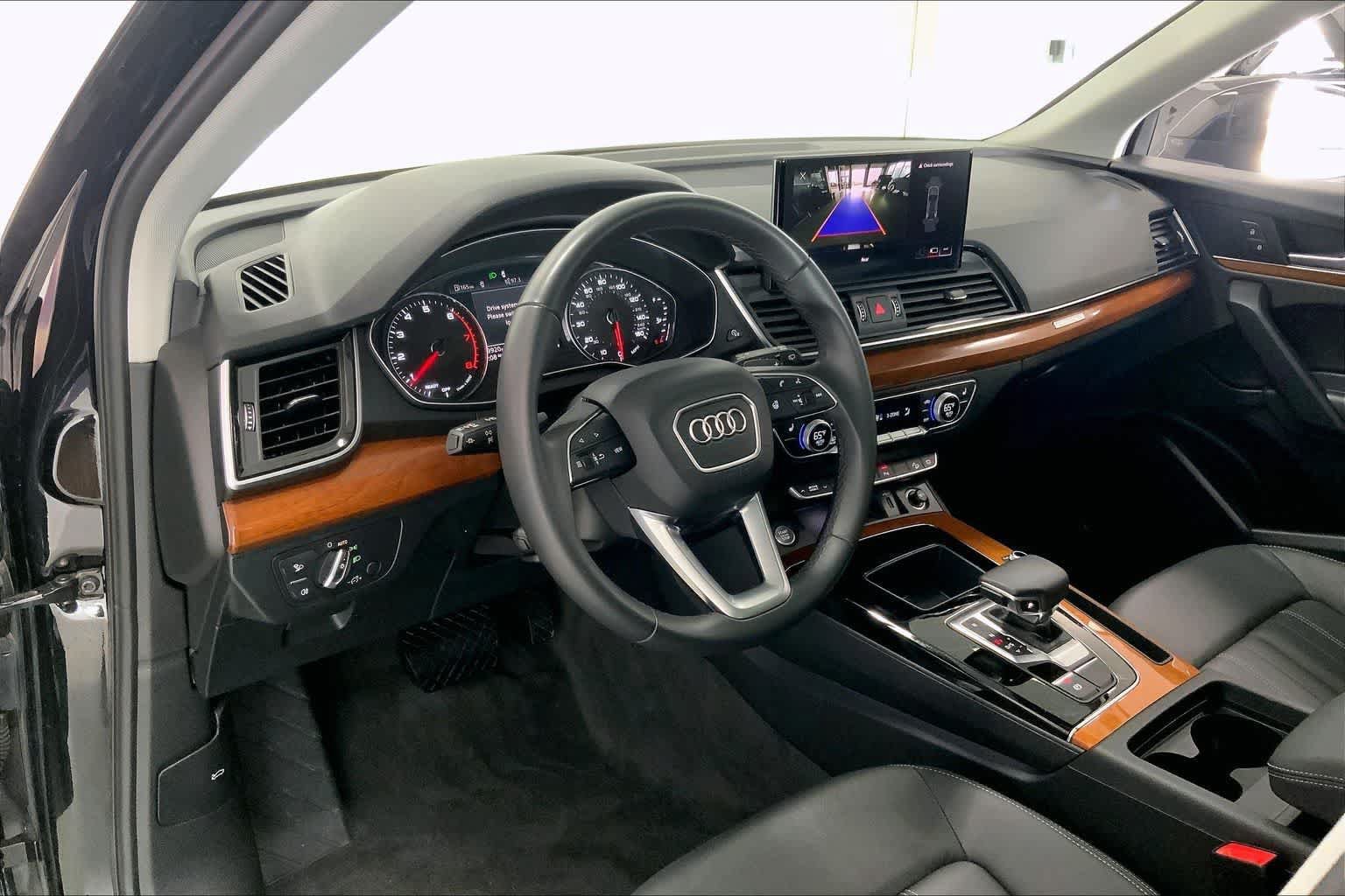 Used 2023 Audi Q5 2.0T Premium w/ Convenience Package AWD/4WD image 2