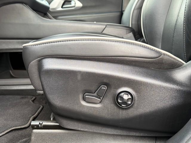 Used 2025 Chrysler Pacifica Limited image 14