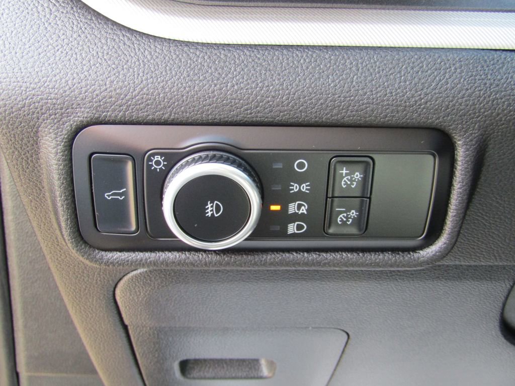 Used 2024 Ford Explorer XLT w/ Equipment Group 202A AWD/4WD image 18