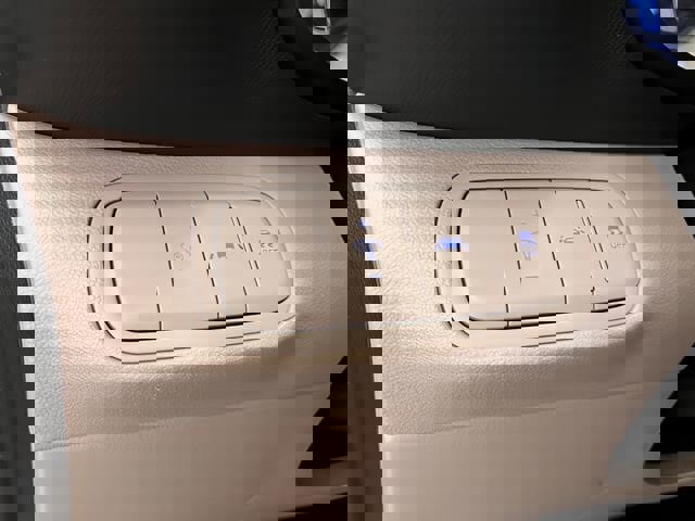 Used 2020 Hyundai Venue SEL FWD image 17