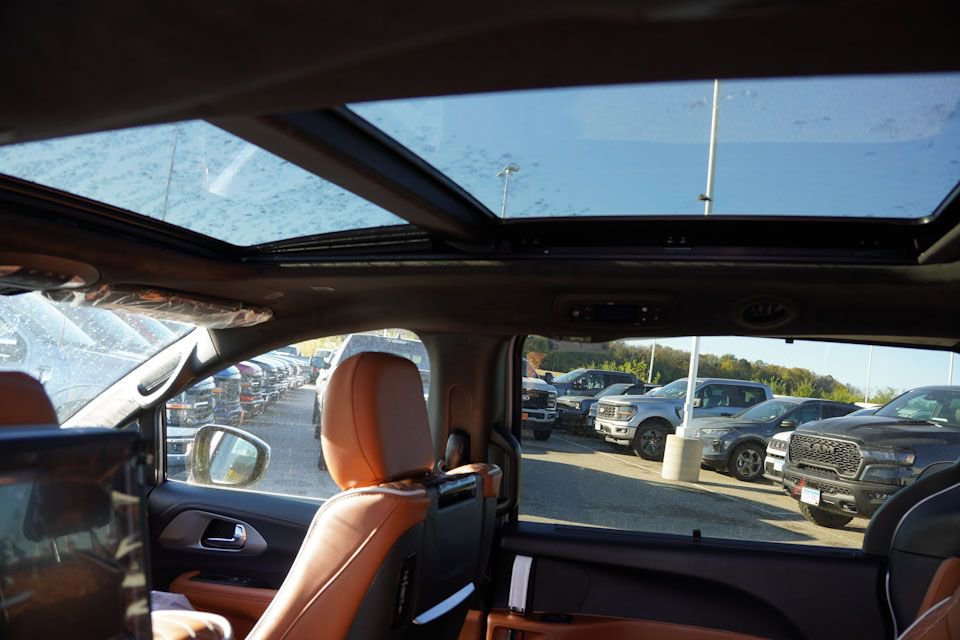 New 2026 Chrysler Pacifica Pinnacle image 13