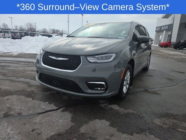 Used 2023 Chrysler Pacifica Touring-L image 7