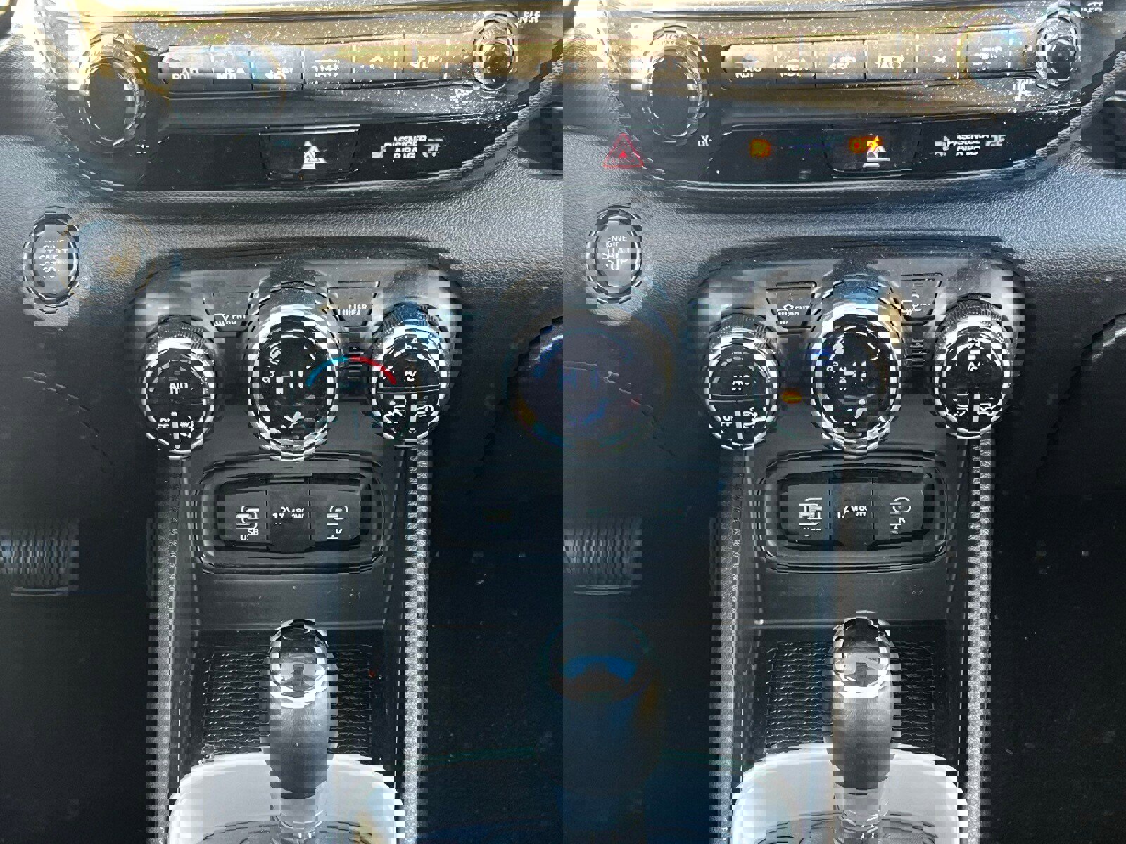 Certified 2025 Hyundai Venue SEL image 32