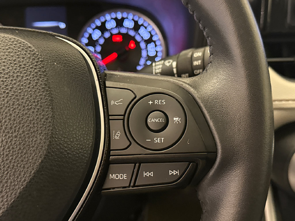 Used 2020 Toyota RAV4 XLE Premium FWD image 28