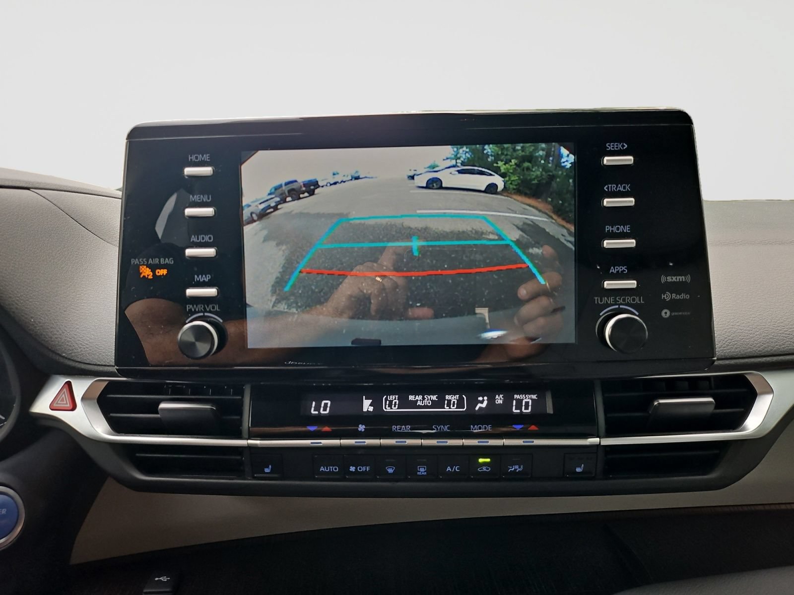Used 2024 Toyota Sienna XLE FWD image 28