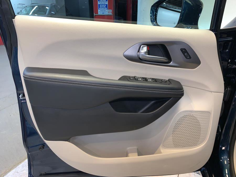 Used 2022 Chrysler Pacifica Touring-L w/ Uconnect Theater Family Group image 14