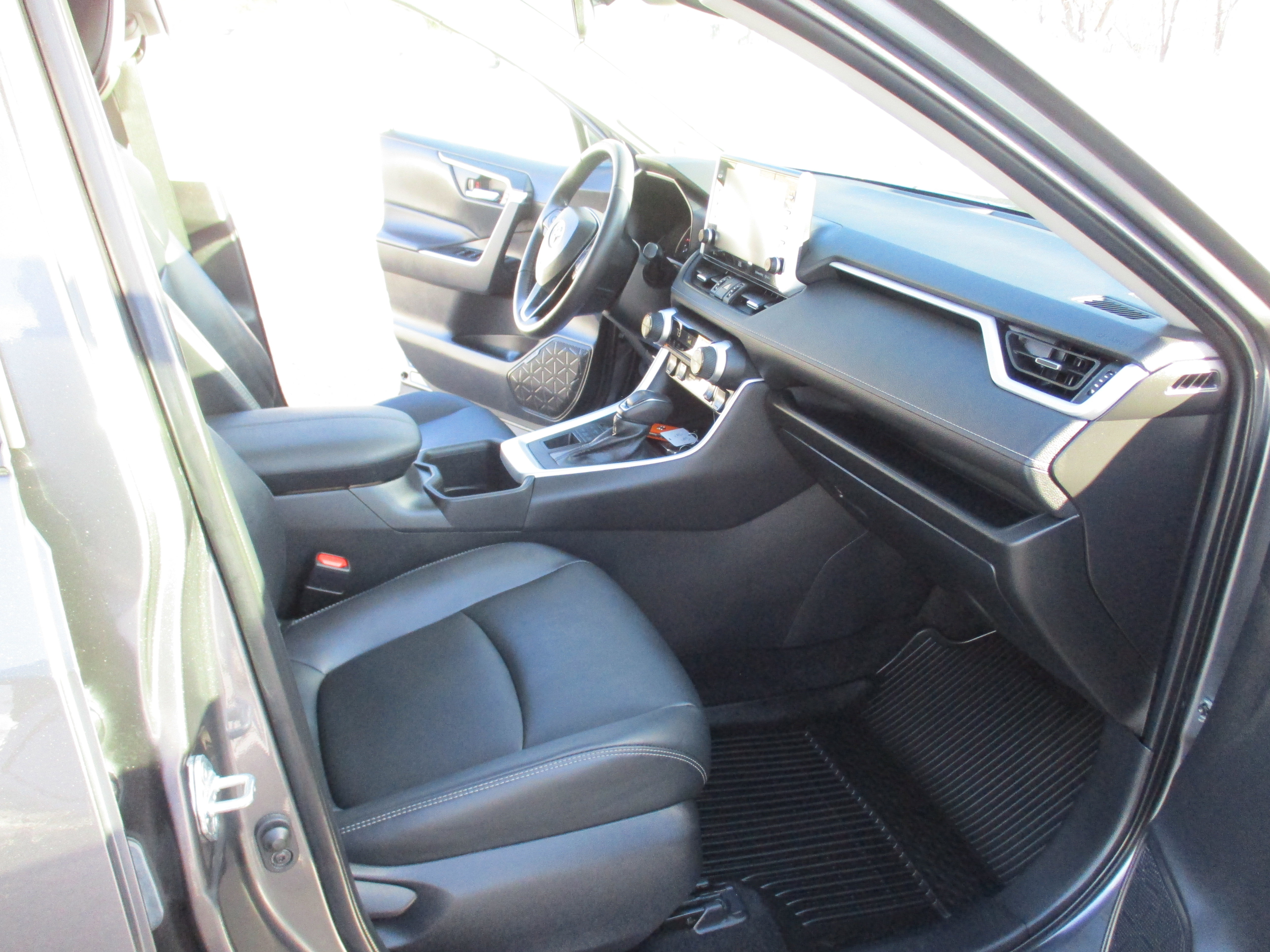 Used 2022 Toyota RAV4 XLE Premium image 16