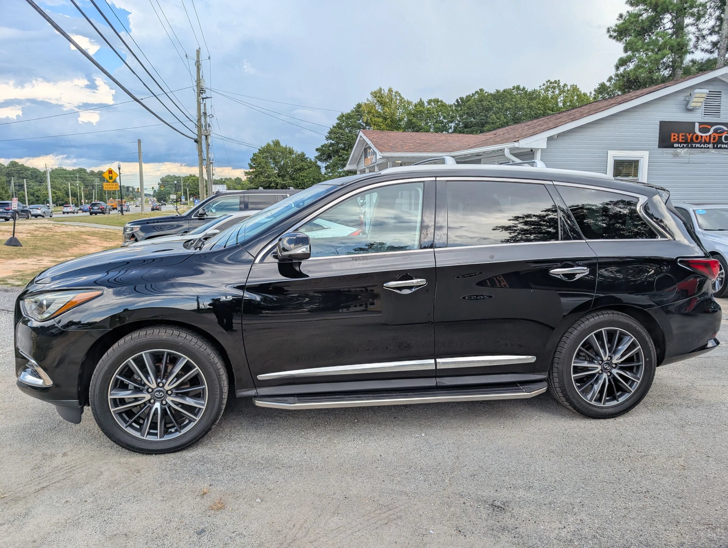 Used 2017 INFINITI QX60 FWD w/ Deluxe Technology Package image 4