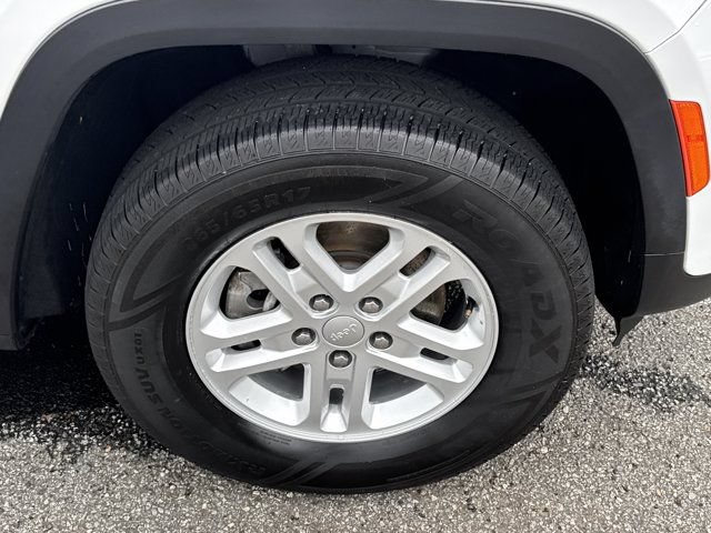 Certified 2023 Jeep Grand Cherokee Laredo AWD/4WD image 14