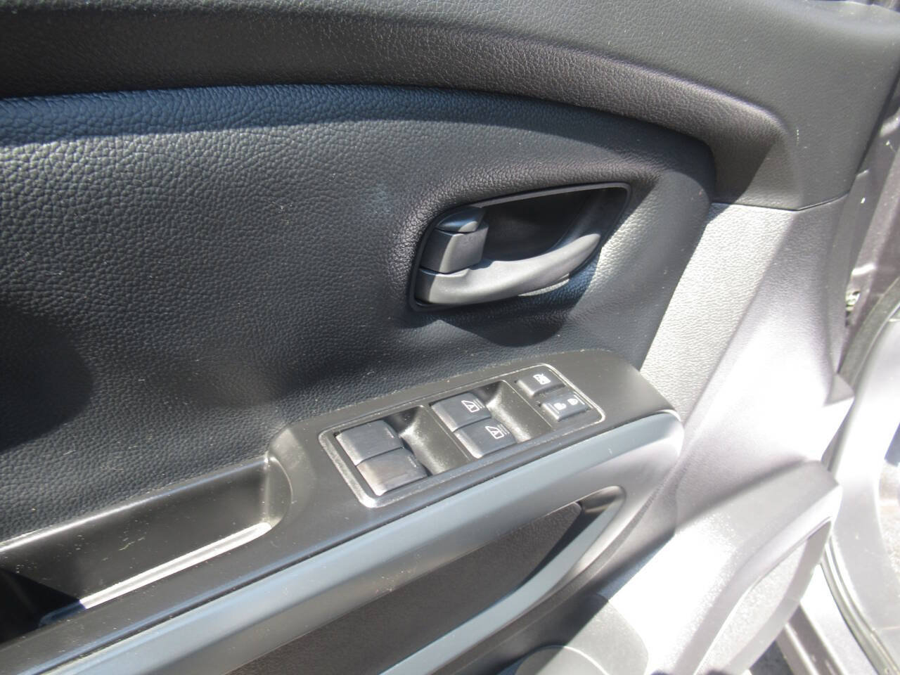 Used 2023 Nissan Titan S AWD/4WD image 13