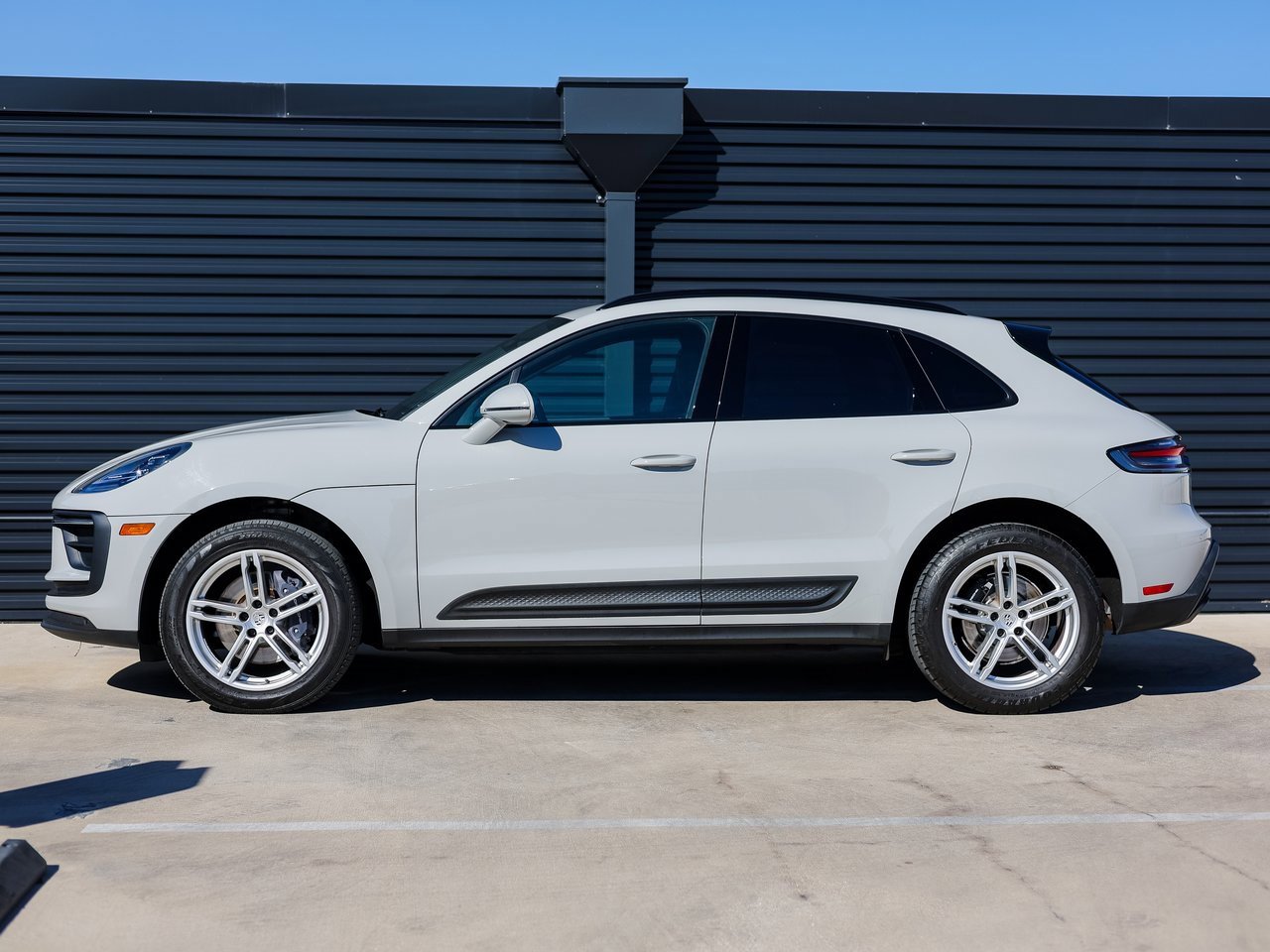 Certified 2022 Porsche Macan image 2