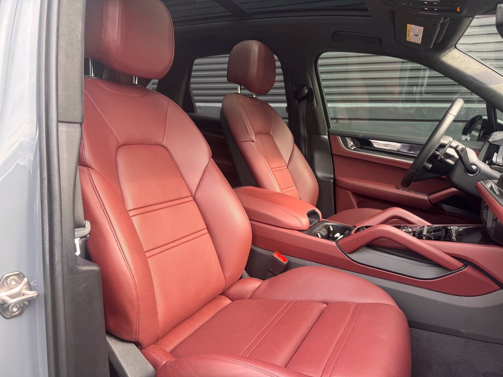 Certified 2025 Porsche Cayenne Turbo AWD/4WD image 18