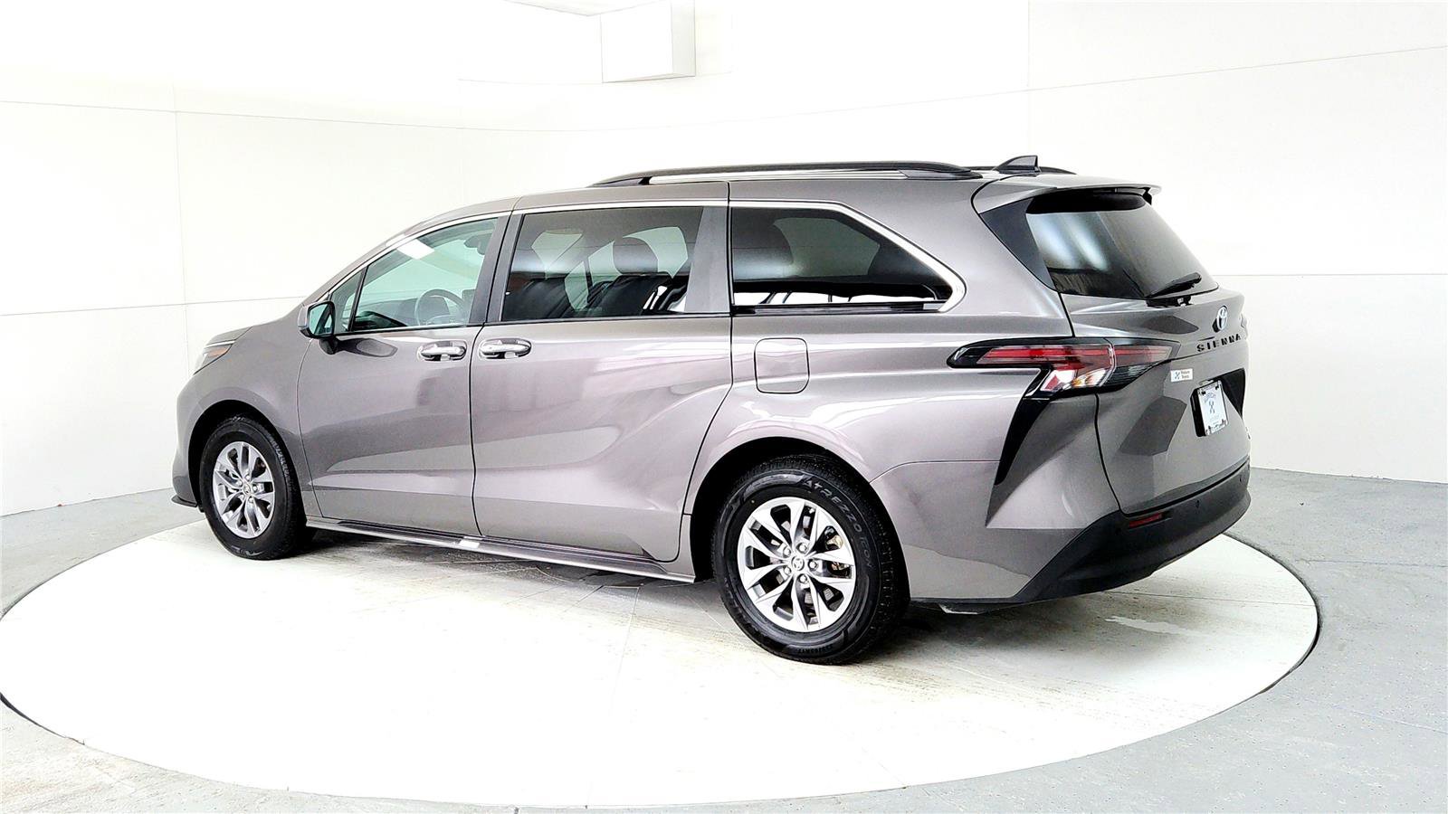 Used 2024 Toyota Sienna XLE image 4