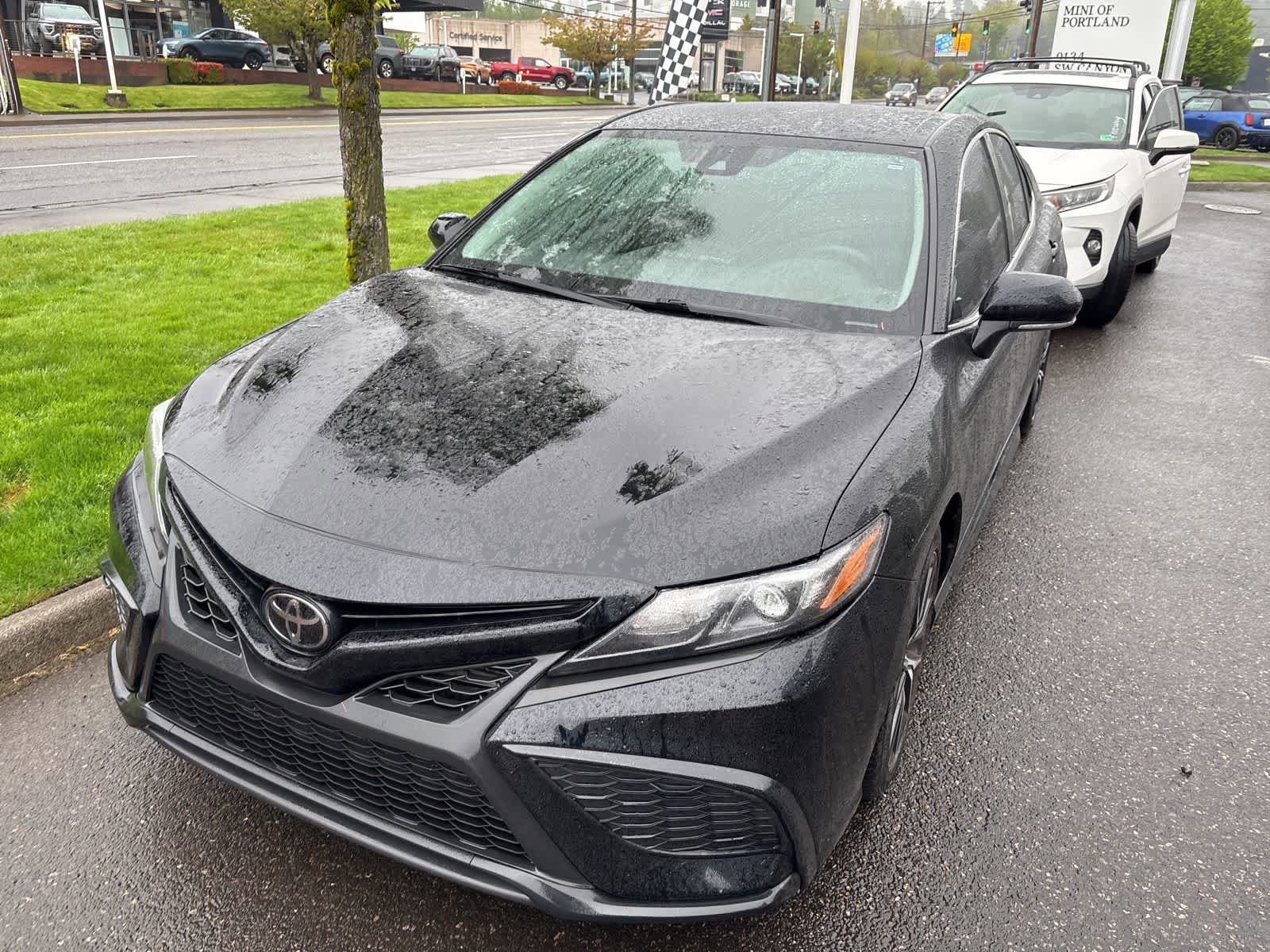Used 2022 Toyota Camry SE FWD image 2