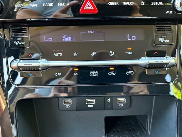Used 2024 Kia Carnival EX FWD image 27