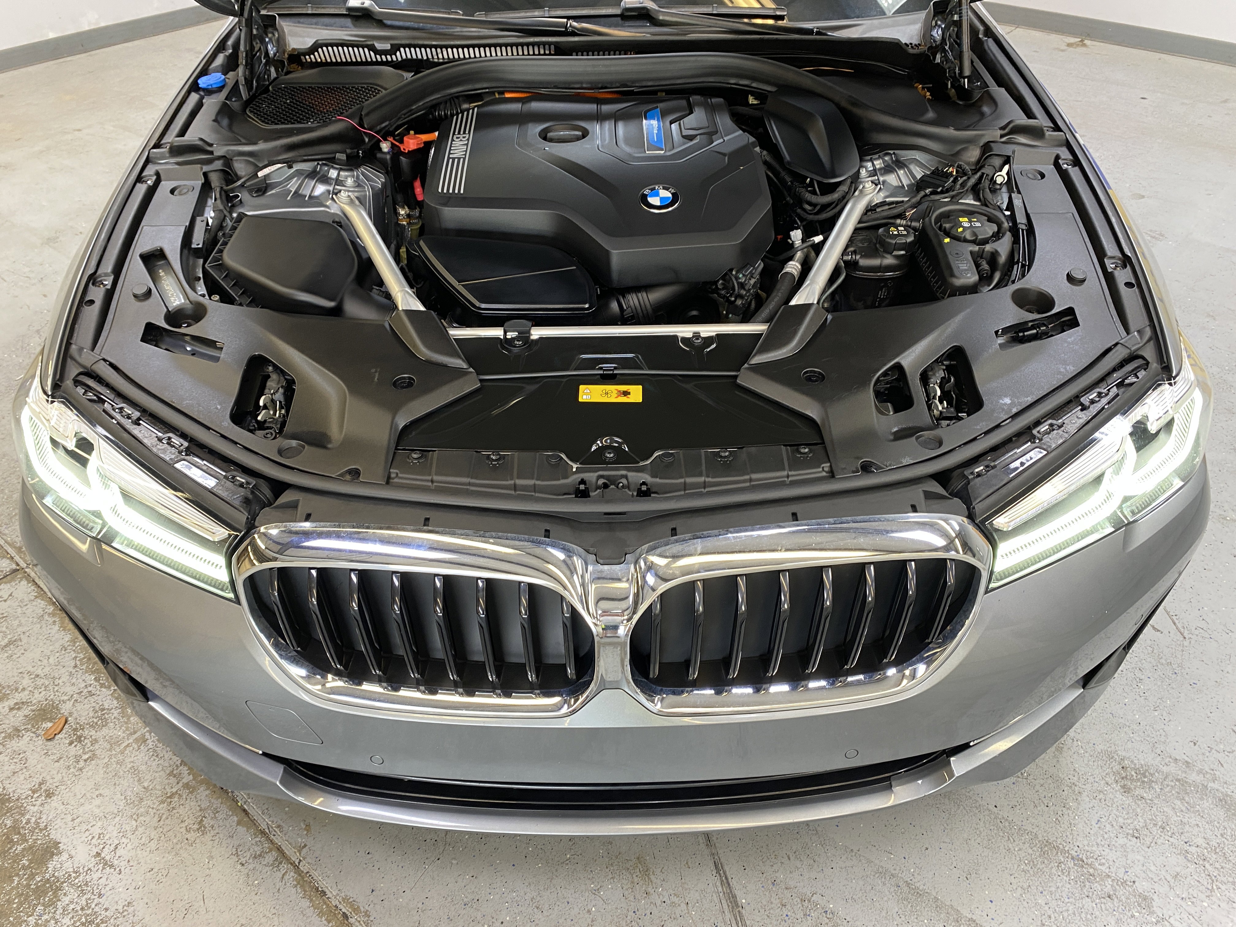 Used 2023 BMW 530e w/ Premium Package image 9