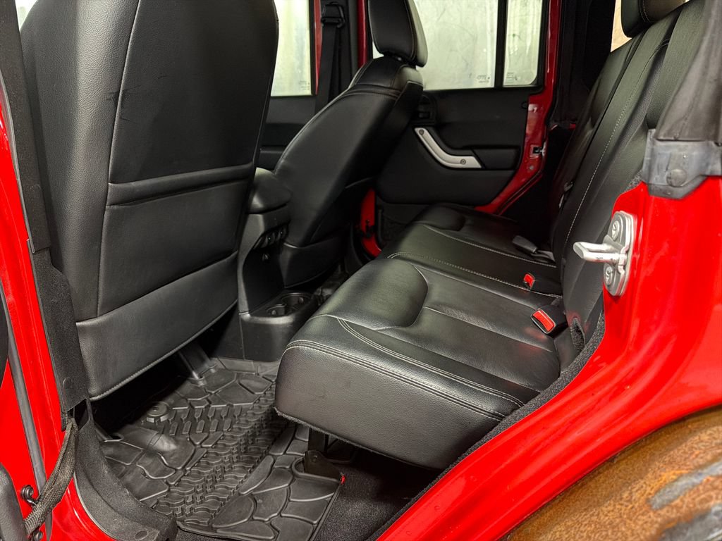 Used 2015 Jeep Wrangler Unlimited Rubicon w/ Connectivity Group AWD/4WD image 15