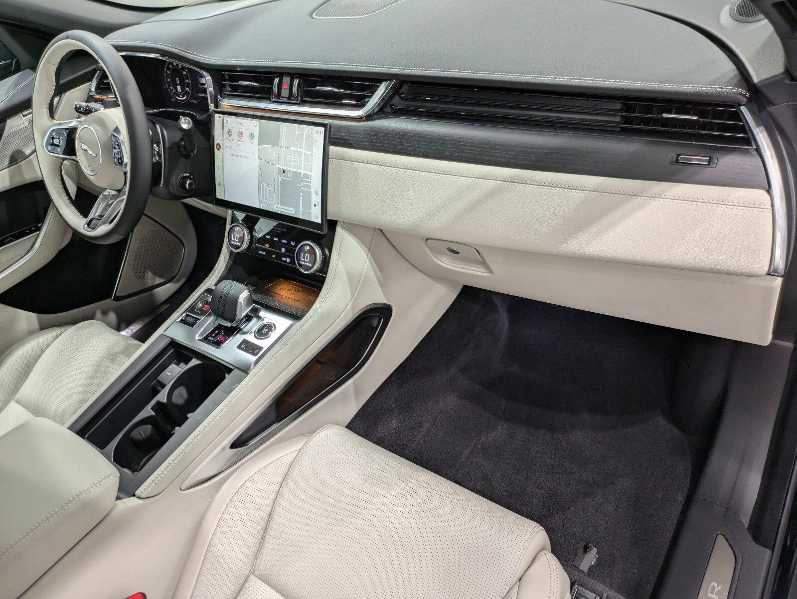 Used 2025 Jaguar F-PACE R-Dynamic S image 24