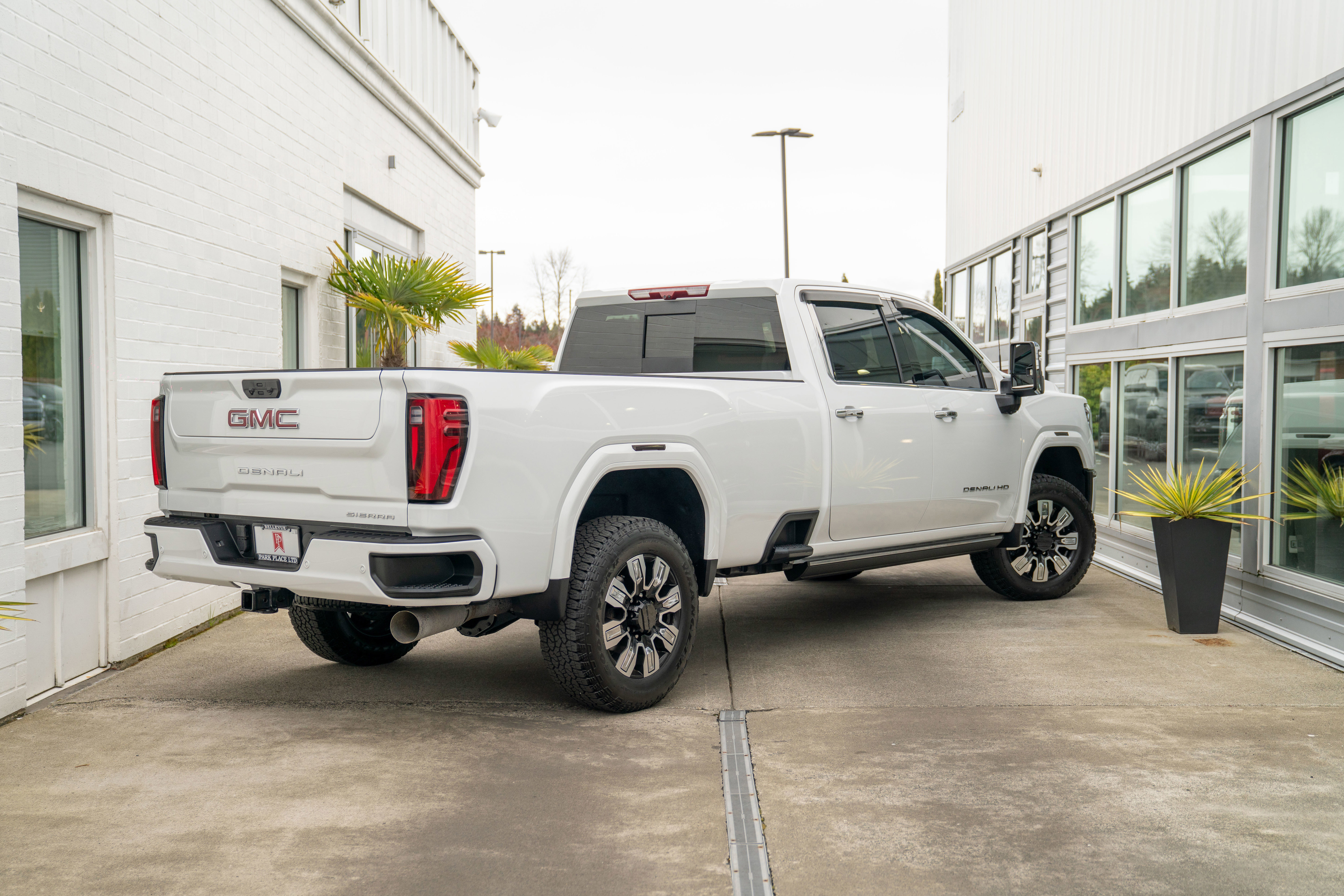 Used 2024 GMC Sierra 3500 Denali w/ Denali Reserve Package image 9