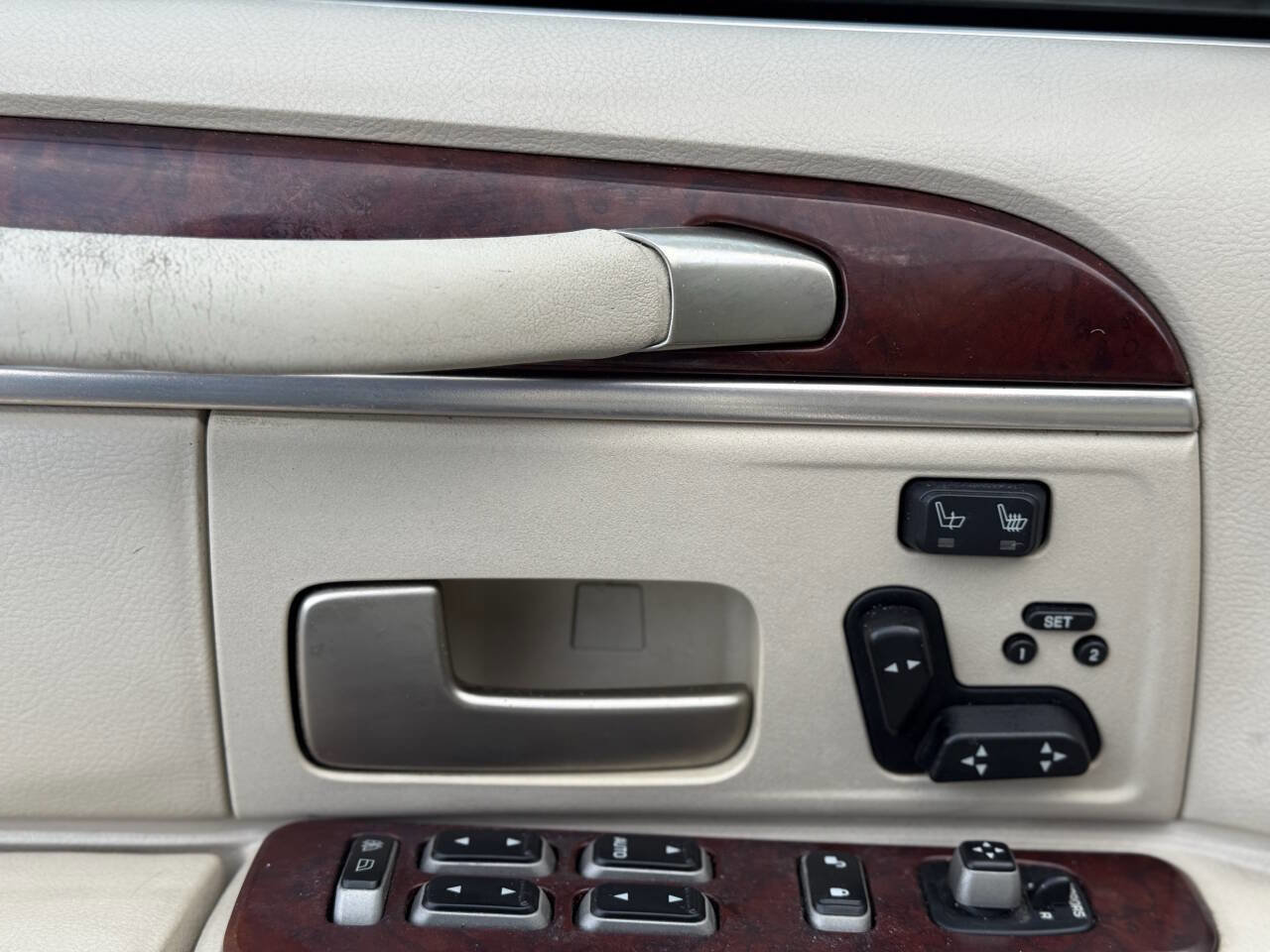 Used 2003 Lincoln Town Car Signature image 16