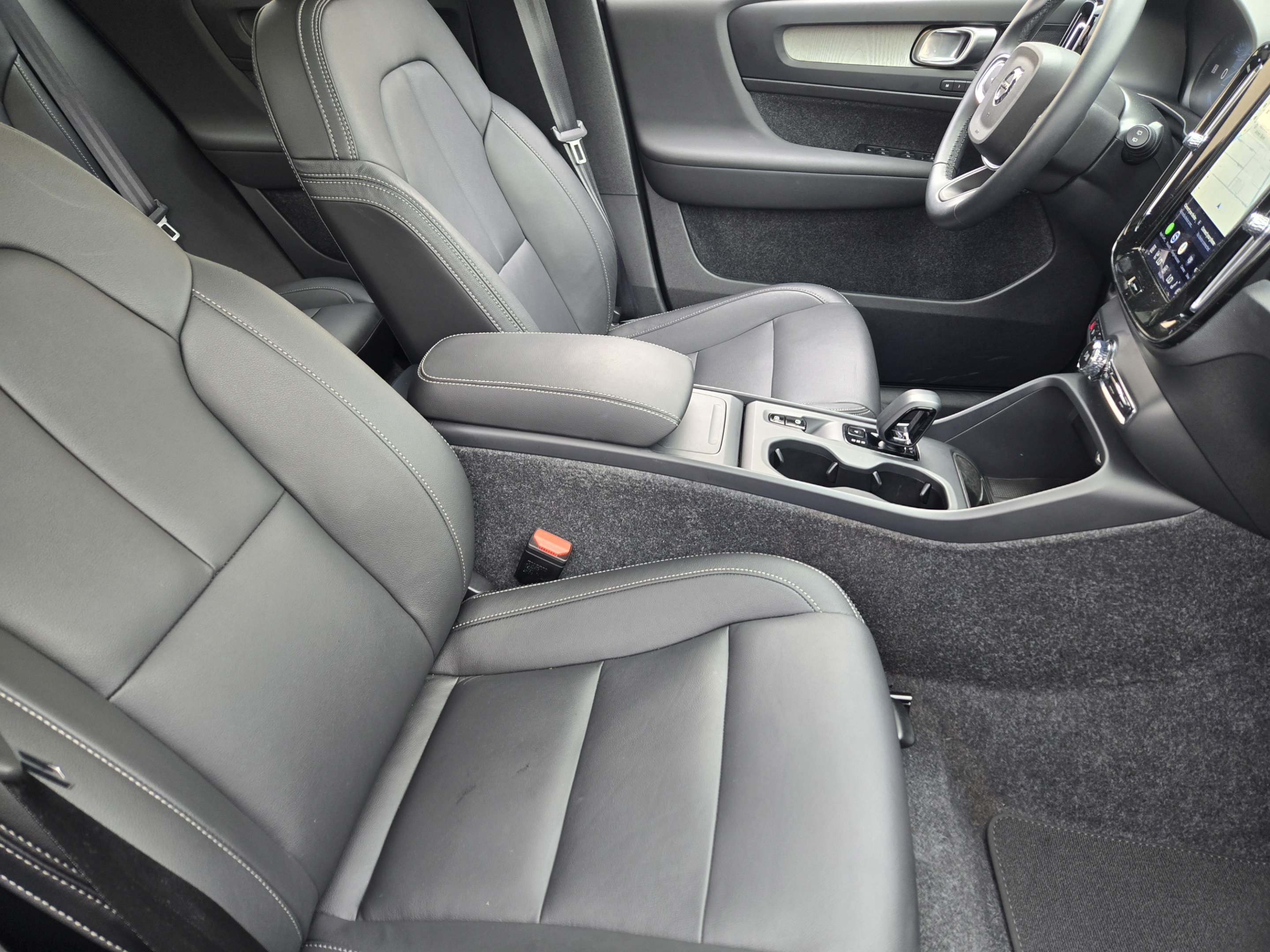 Certified 2026 Volvo XC40 B4 Core w/ Climate Package FWD image 12